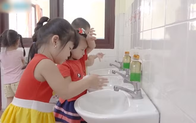 Trẻ được dạy rửa tay sạch sẽ