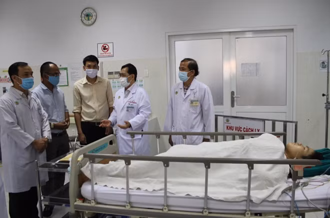Lãnh đạo Bệnh viện Nhi Đồng 2 chỉ đạo các BS tích cực chữa trị cho HS bị tai nạn