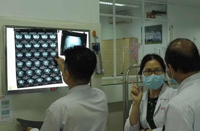 Các BS đang trao đổi về thương tích của HS