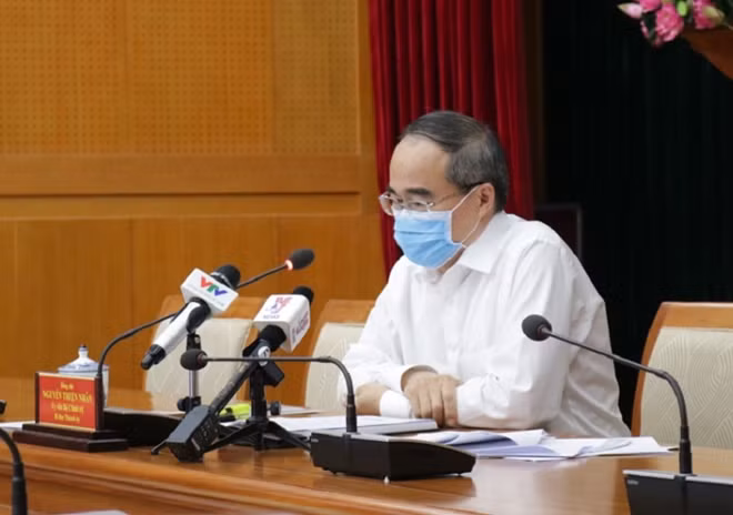 Đồng thời Bí thư Thành ủy TPHCM Nguyễn Thiện Nhân tại cuộc họp trực tuyến