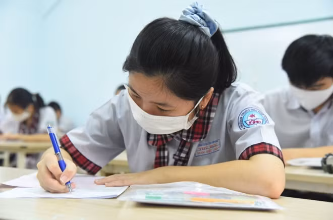 Thí sinh bắt buộc đeo khẩu trang trong quá trình làm bài thi để đảm bảo an toàn phòng chống dịch