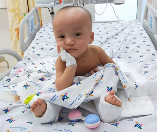 Trúc Nhi tự ngồi vững một mình nhìn rất dễ thương