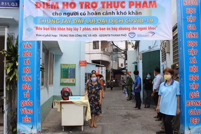 Một điểm hỗ trợ thực phẩm cho người dân