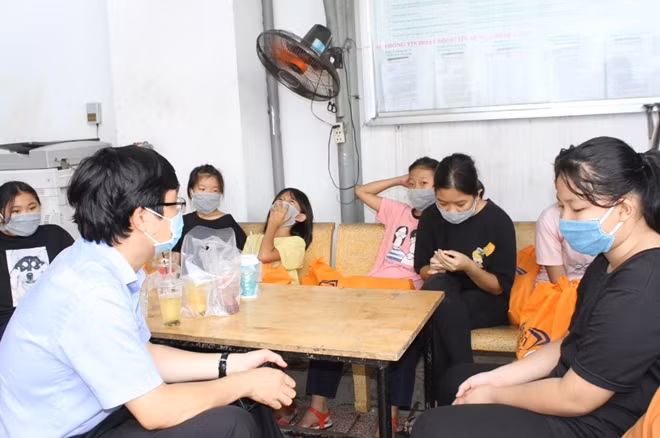 Phó Chủ tịch Hội Bảo vệ quyền trẻ em TP Hồ Chí Minh động viên trẻ em có hoàn cảnh khó khăn