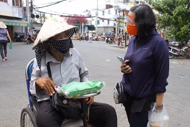 Người bán vé số vui mừng nhận quà