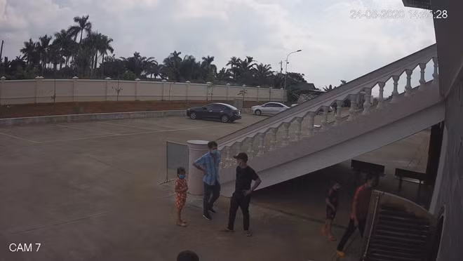 Một số người đi cùng bị cáo Mạc Văn Hào (Ảnh cắt từ clip)
