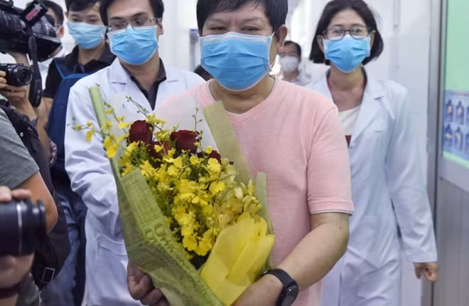 Bác sĩ Sang và Anh Thơ bên cạnh ông Li Ding (áo hồng) ngày xuất viện