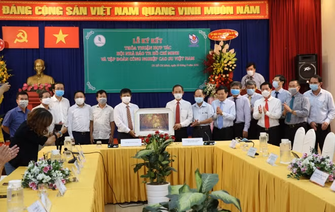 Tập đoàn Công nghiệp Cao su Việt Nam tặng Hội Nhà báo TP Hồ Chí Minh bức tranh