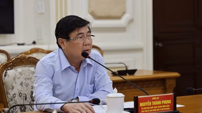 Chủ tịch UBND thành phố Nguyễn Thành Phong chỉ đạo tại cuộc họp.