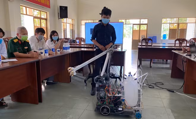 Robot khử khuẩn khi chưa lắp vỏ bên ngoài