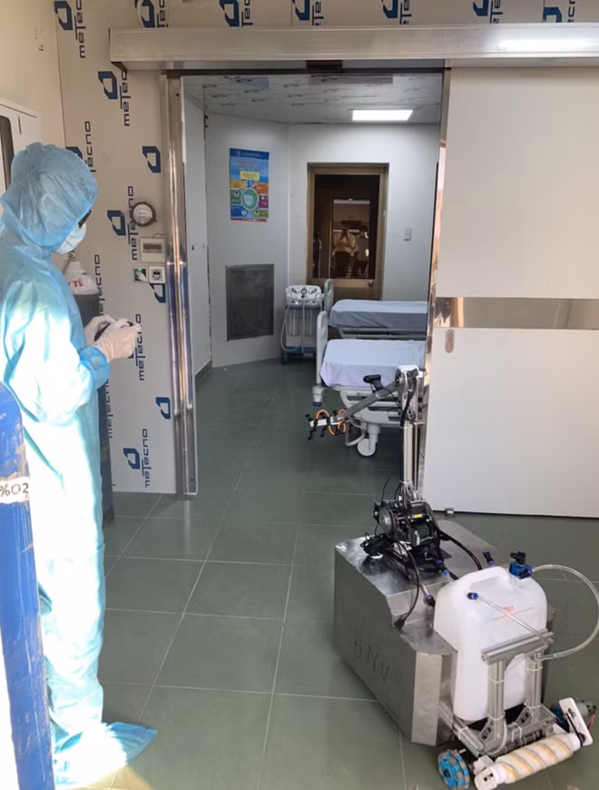 Robot khử khuẩn tại phòng cách ly áp lực âm của BV dã chiến Củ Chi
