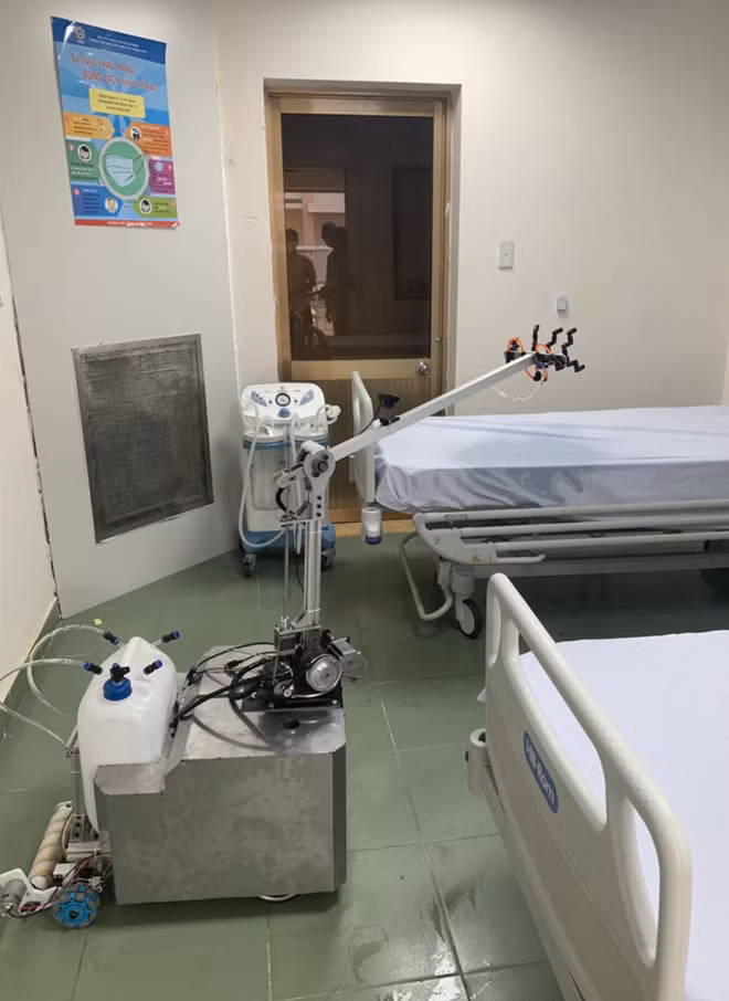 Sau khi phun thuốc, robot tự khử khuẩn mình và lau sàn nhà tránh trơn trợt