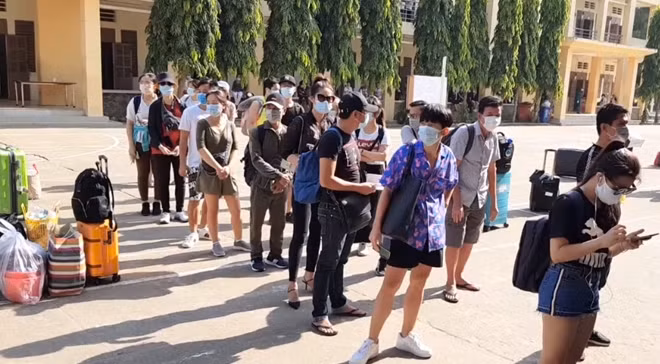 Xếp hàng đợi làm thủ tục ra về