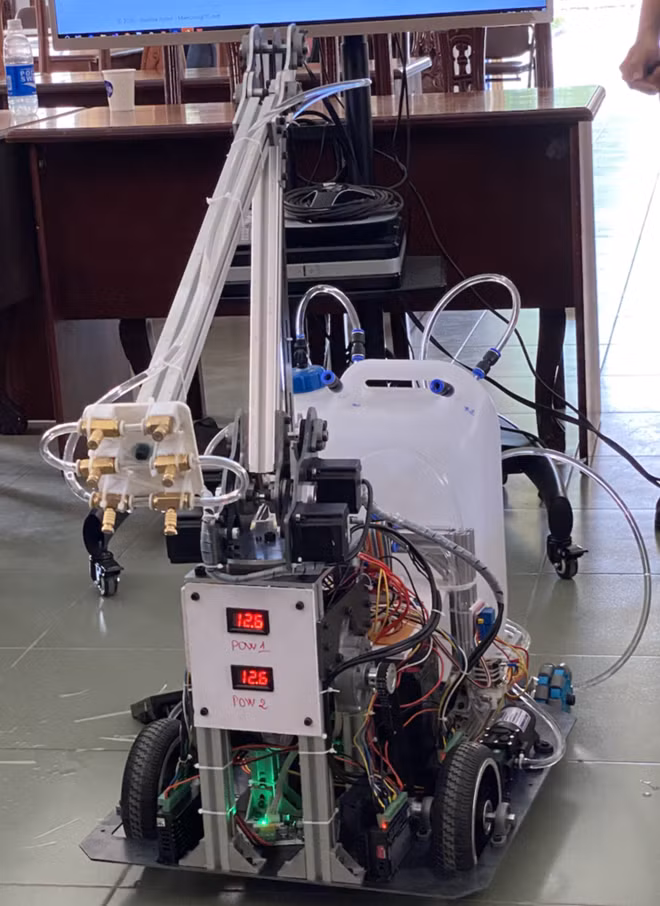 Cận cảnh bên trong robot khử khuẩn