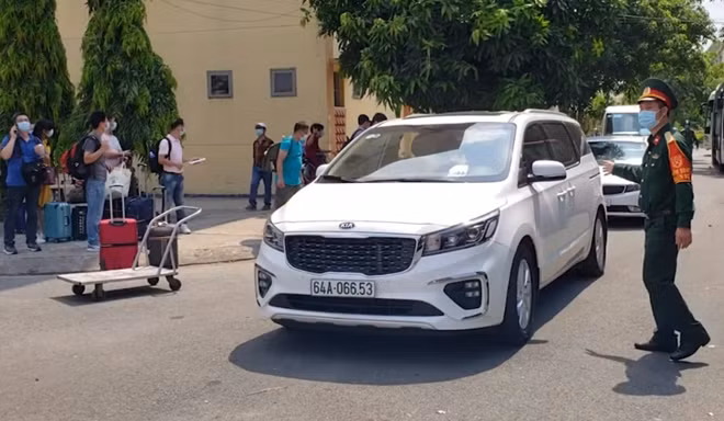 Xe đón người thân vào cổng phụ ra cổng chính