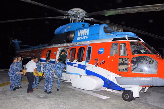 Bệnh nhân nhan h chóng được đưa lên trực thăng