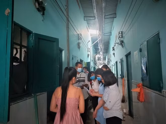 Đoàn giám sát công tác phòng chống bệnh tay chân miệng tại một khu nhà trọ ở huyện Bình Chánh