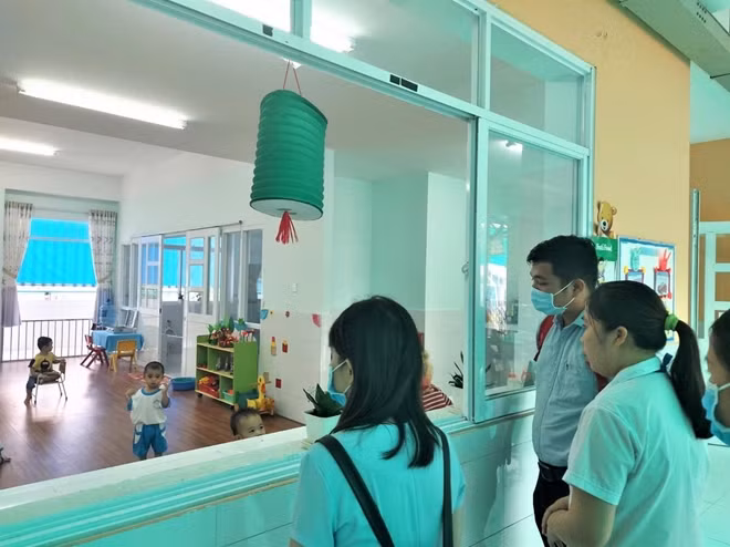 Đoàn giám sát công tác phòng chống bệnh tay chân miệng tại một trường mẫu giáo ở huyện Bình Chánh