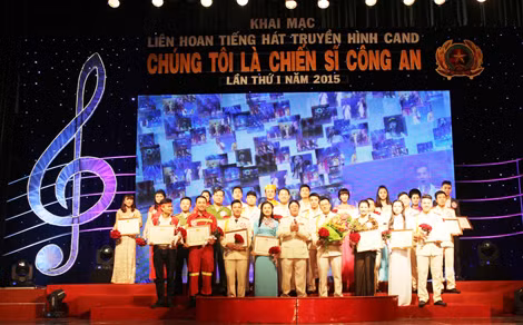 Trao giải cho các tiết mục xuất sắc.