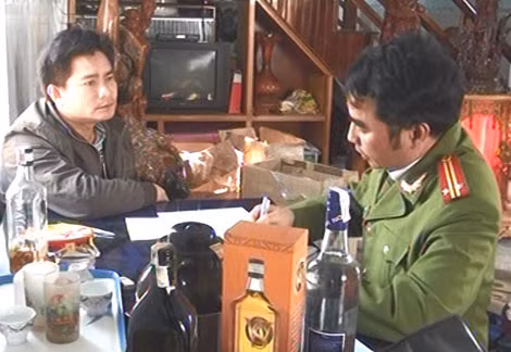 Đối tượng Nguyễn Thái Hào khai nhận hành vi sản xuất rượu giả với cơ quan Công an.