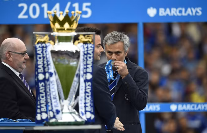 Mourinho là người cuối cùng của nhà tân vô địch bước lên bục vinh quang, nhận huy chương vàng. Đây là lần thứ ba Mourinho vô địch Ngoại hạng Anh cùng Chelsea, nhưng là lần đầu tiên ông tận hưởng trở lại cảm giác này trong nhiệm kỳ hai dẫn dắt CLB. Hai lần vô địch Ngoại hạng Anh trước đó của Mourinho diễn ra trong hai mùa đầu tiên ông dắt dắt CLB ở nhiệm kỳ đầu, 2004-2005 và 2005-2006.