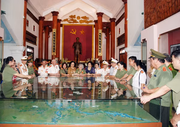 Đoàn công tác Ban Liên lạc cán bộ hưu trí Nha Công an Trung ương tham quan Bảo tàng Lịch sử CAND – Nha Công an Trung ương.
