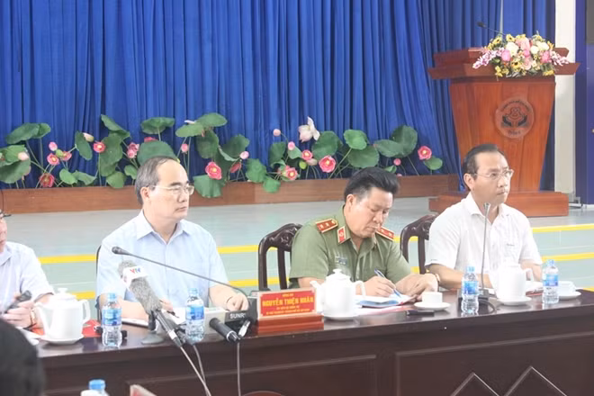 Bí thư Thành ủy Nguyễn Thiện Nhân chủ trì buổi họp báo.