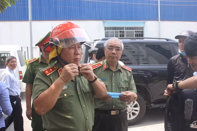 Thứ trưởng Bùi Văn Thành xuống thực tế tại hiện trường.