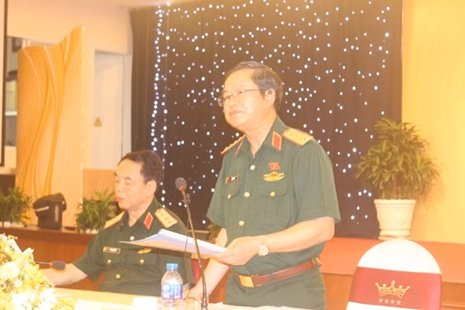Đại tướng Đỗ Bá Tỵ phát biểu ý kiến chỉ đạo phiên họp.