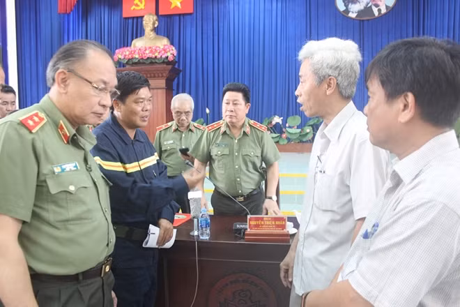 Thứ trưởng Bùi Văn Thành trao đổi với lãnh đạo Công an TP Hồ Chí Minh và Cảnh sát PCCC TP Hồ Chí Minh.