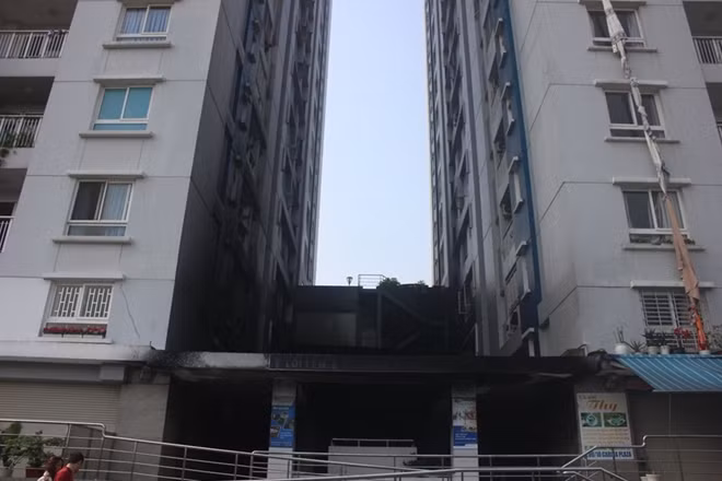 Một phần chung cư bị cháy đen.