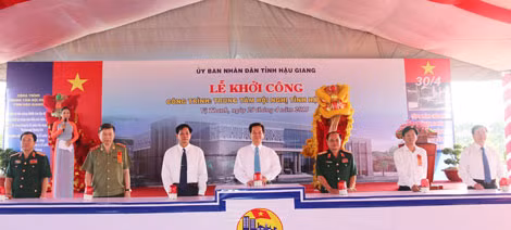 Thủ tướng Nguyễn Tấn Dũng cùng các đại biểu phát lệnh khởi công Trung tâm Hội nghị tỉnh Hậu Giang.