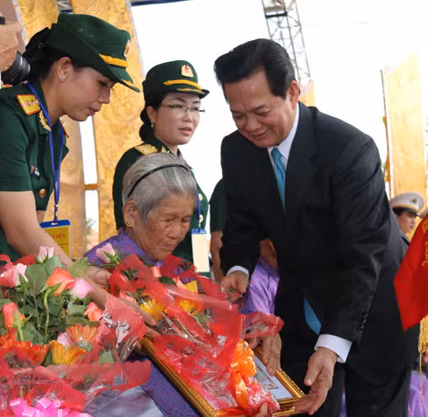 Thủ tướng Nguyễn Tấn Dũng trao tặng danh hiệu vinh dự Nhà nước Bà mẹ Việt Nam Anh hùng cho các mẹ ở Hậu Giang.