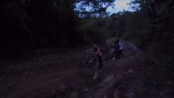 Vượt qua quãng đường lầy lội. Vượt qua quãng đường lầy lội.