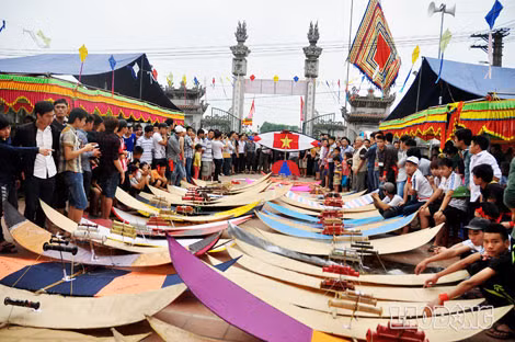 Lễ hội thả diều ở xã Hồng Hà, huyện Đan Phượng, Hà Nội - quê hương nhà thơ Quang Dũng.