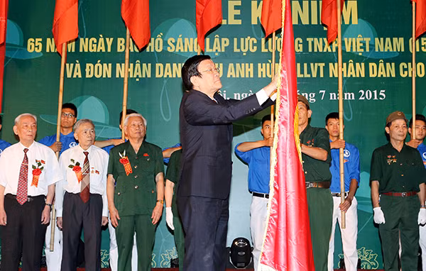 Chủ tịch nước Trương Tấn Sang gắn Danh hiệu Anh hùng Lực lượng vũ trang nhân dân lên lá cờ truyền thống của Đội Thanh niên xung phong 36. Ảnh: TTXVN. Chủ tịch nước Trương Tấn Sang gắn Danh hiệu Anh hùng Lực lượng vũ trang nhân dân lên lá cờ truyền thống của Đội Thanh niên xung phong 36. Ảnh: TTXVN.