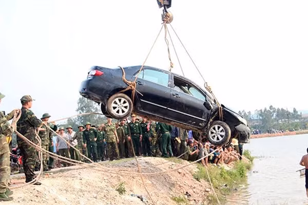 Hiện trường vụ tai nạn khiến giám đốc và lái xe tử vong. Ảnh:.N.Tuấn.