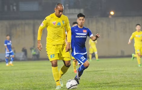 Mùa này, những cầu thủ ngoại Hà Nội T&T (trái) chưa chứng tỏ được năng lực của mình. Ảnh: H.M.