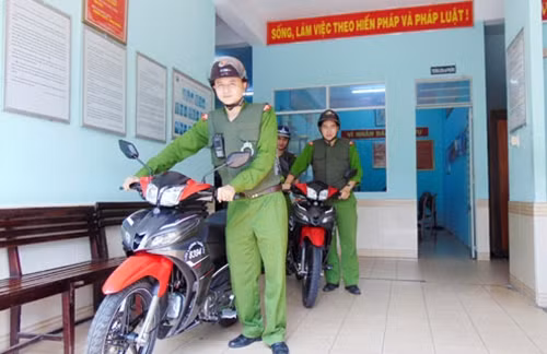 Công an phường Phước Ninh chuẩn bị tuần tra kiểm soát địa bàn.