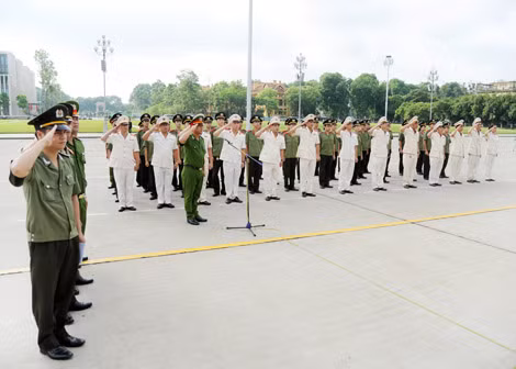 Phút giây trang nghiêm tại buổi Lễ báo công dâng Bác.