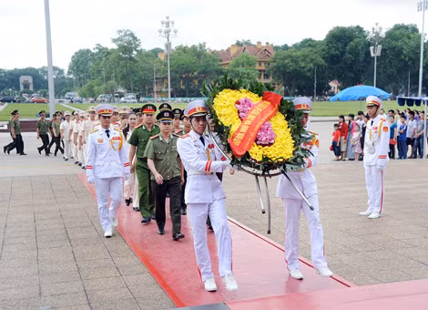Đoàn đại biểu Thanh niên Tổng cục Chính trị CAND tiêu biểu vào Lăng viếng Chủ tịch Hồ Chí Minh.