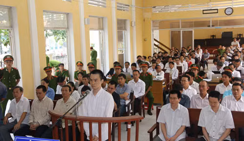 Bị cáo Lâm Minh Mẫn trả lời Hội đồng xét xử. Bị cáo Lâm Minh Mẫn trả lời Hội đồng xét xử.