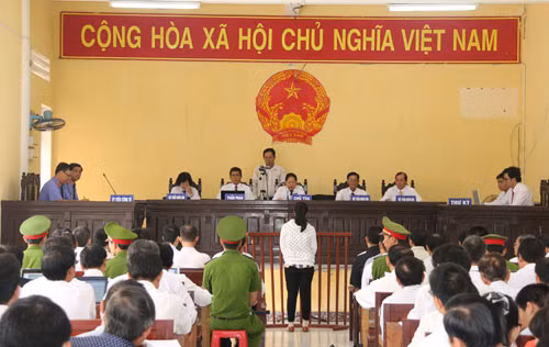 Hội đồng xét xử đang hỏi lý lịch các bị cáo. Hội đồng xét xử đang hỏi lý lịch các bị cáo.