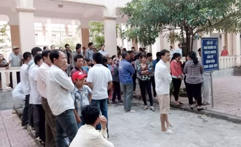 Người dân bàng hoàng tập trung tại bệnh viện.
