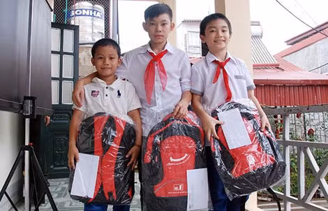 Niềm hân hoan, hồ hởi hiện rõ trên khuôn mặt các em học sinh sau khi nhận quà của Đoàn công tác.