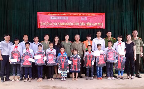 Đại tá Đặng Văn Lân, Phó Tổng biên tập Báo CAND cùng bà Hoàng Anh Phương đại diện nhà tài trợ - Công ty Home Credit, đại diện Công an tỉnh Điện Biên trao học bổng, ba lô tặng học sinh nghèo huyện Điện Biên.