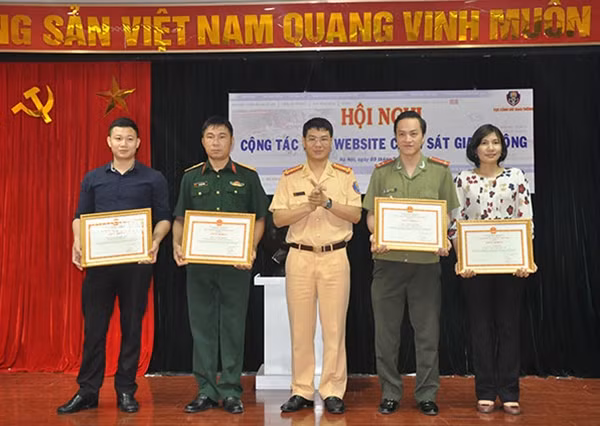 Cục CSGT trao Giấy khen cho các cá nhân có thành tích trong tuyên tuyền đảm bảo ATGT.