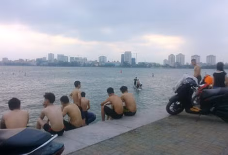 “Bãi tắm” tự phát ở hồ Tây thu hút đông người tới bơi – lội (ảnh chụp chiều 7-5).