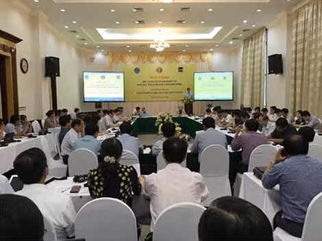 Thứ trưởng Bộ Y tế Nguyễn Thanh Long phát biểu tại hội nghị.