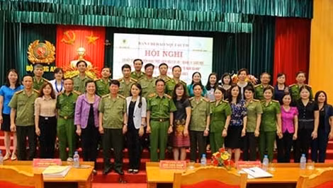 Đồng chí Nguyễn Thị Thu Hà; Thứ trưởng Bùi Văn Nam và các đại biểu.